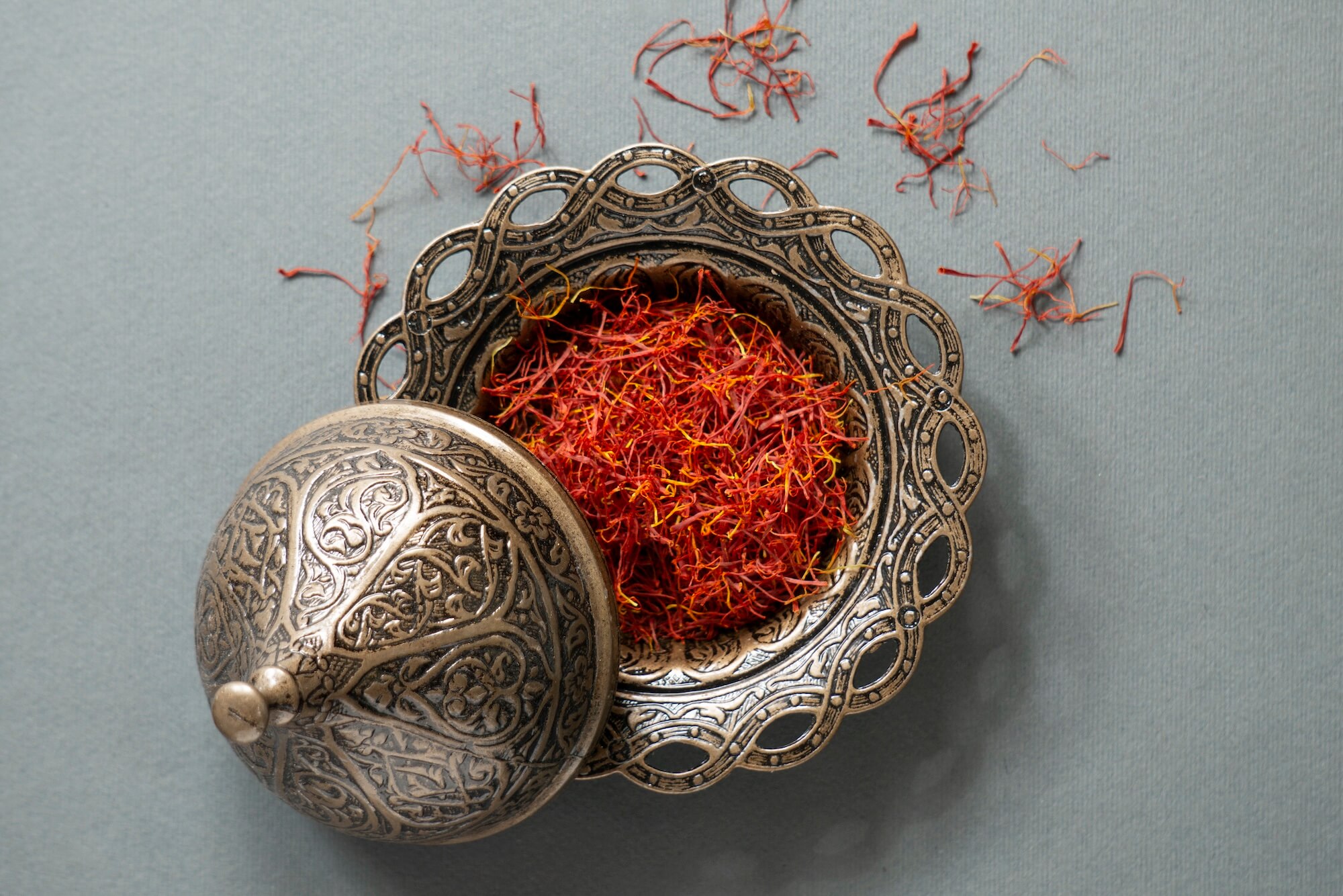 close-up-utensils-full-saffron (1)